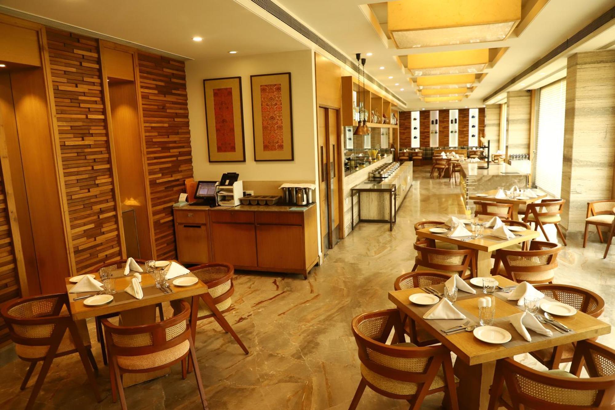 Efcee Sarovar Premiere 5*
