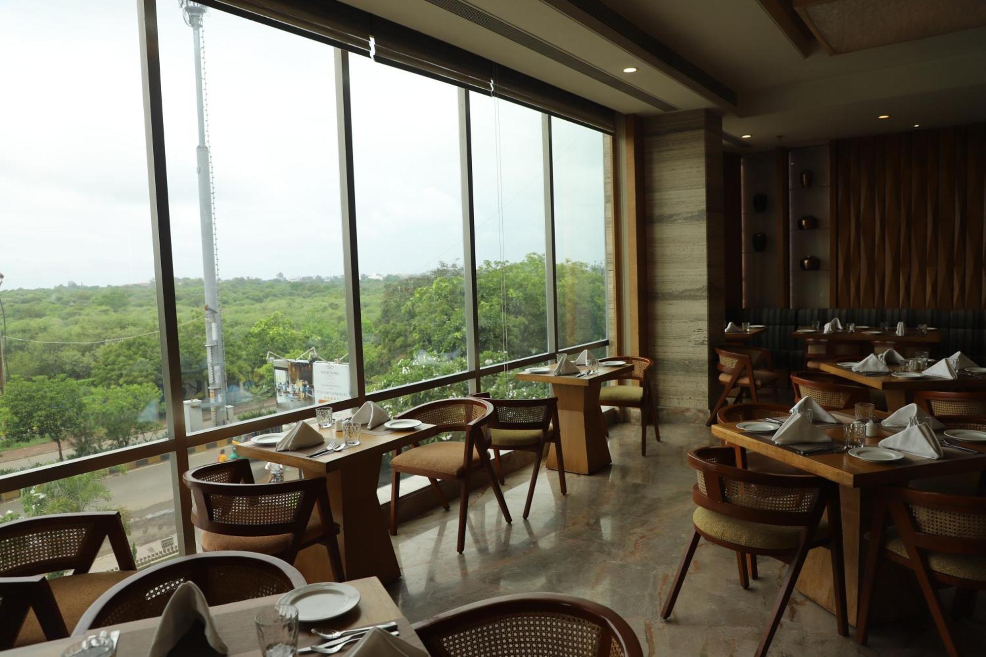 Efcee Sarovar Premiere 5* Bhavnagar