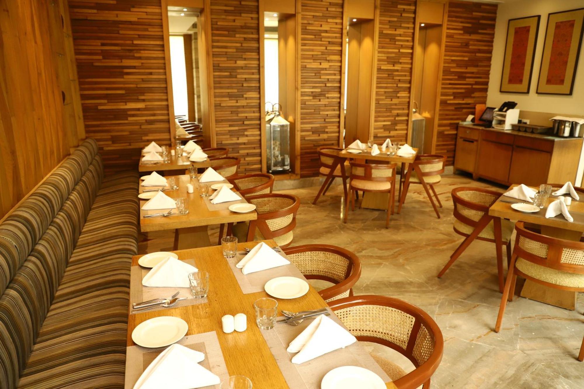 Efcee Sarovar Premiere 5*
